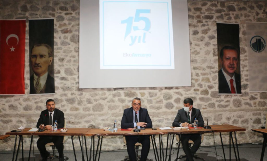 Türkiye ile Avrasya ülkeleri arasındaki iyi niyet ve dostluk ortamının gelişmesine katkıda bulunmak amacıyla faaliyetlerini sürdüren Avrasya Ekonomik İlişkiler Derneği’nin (EkoAvrasya) 8'nci Olağan Genel Kurul Toplantısı, Ankara'da gerçekleştirildi. Genel Kurul'a 2019-2020 yıllarına ait faaliyetlerle ilgili sunum yapan EkoAvrasya Yönetim Kurulu Başkanı Hikmet Eren, ’’EkoAvrasya olarak, Ülkemiz ile Avrasya ülkeleri arasındaki ekonomik, kültürel ve sosyal ilişkilerin güçlenmesi hususunda 15 yıldır büyük çaba sarf etmekte ve bu bağlamda kamu diplomasisi ve ekonomi diplomasisi faaliyetleri icra etmekteyiz. Aktif bir sivil toplum kuruluşu olarak özellikle, gerçekleştirdiğimiz lobicilik faaliyetleri ile uluslararası düzeyde misyonumuzu sürdürmemiz ve ülkemizin mevcut potansiyeline katkı sağlıyor olmamız bizlere gurur vermektedir. Türkiye’nin ekonomik ve sosyal gelişimine katkı sağlamak ve daha güzel yarınlar için çalışacağımıza, huzurunuzda bir kez daha söz veriyoruz’’ dedi. Toplantıda yapılan Yönetim, Denetleme ve Danışma Kurulu üyelik seçimlerine tek listeyle girildi. Yapılan oylama neticesinde yönetim kurulu üyeliklerine; Hikmet Eren, Beşir Var, Kemal Kurnaz, Ebubekir Kipel, Ahmet Coşkun, Faruk Aktarlı, Ahmet Büberci, Bilge Deryal, Osman Güler, Ahmet Aksoy, Kemal Güney, Erkan Doğan, Gökhan Bahçecik, Cemal Kaygusuz ve Güven Akgül seçilirken denetleme kurulu üyeliklerinde ise Nazım Koşar, İsmail Kırküzer ve Osman Can Ünver yer aldı. Danışma Kurulu Başkanlığına ise Büyükelçi Hulusi Kılıç seçildi.1