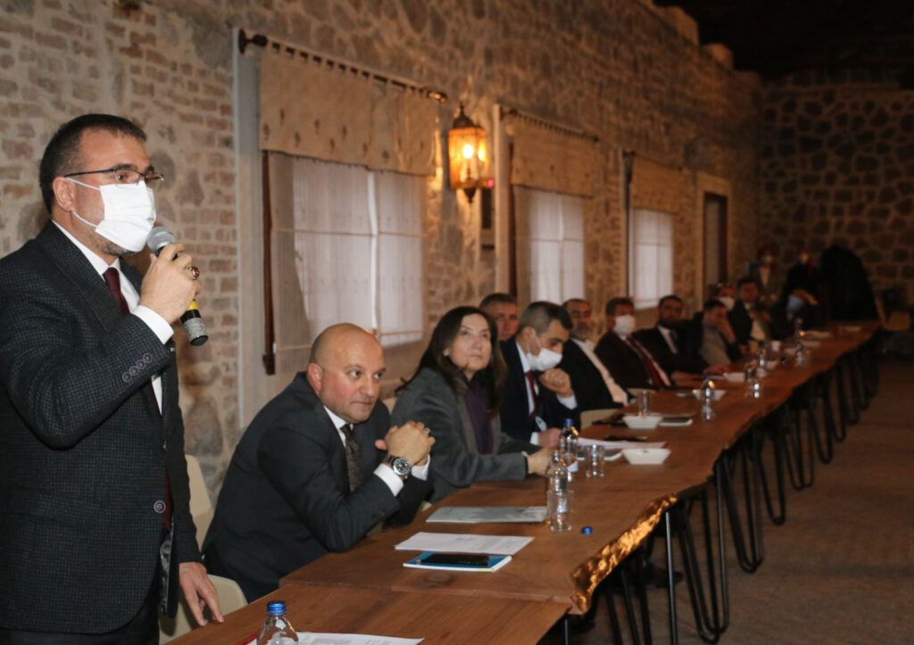 Türkiye ile Avrasya ülkeleri arasındaki iyi niyet ve dostluk ortamının gelişmesine katkıda bulunmak amacıyla faaliyetlerini sürdüren Avrasya Ekonomik İlişkiler Derneği’nin (EkoAvrasya) 8'nci Olağan Genel Kurul Toplantısı, Ankara'da gerçekleştirildi. Genel Kurul'a 2019-2020 yıllarına ait faaliyetlerle ilgili sunum yapan EkoAvrasya Yönetim Kurulu Başkanı Hikmet Eren, ’’EkoAvrasya olarak, Ülkemiz ile Avrasya ülkeleri arasındaki ekonomik, kültürel ve sosyal ilişkilerin güçlenmesi hususunda 15 yıldır büyük çaba sarf etmekte ve bu bağlamda kamu diplomasisi ve ekonomi diplomasisi faaliyetleri icra etmekteyiz. Aktif bir sivil toplum kuruluşu olarak özellikle, gerçekleştirdiğimiz lobicilik faaliyetleri ile uluslararası düzeyde misyonumuzu sürdürmemiz ve ülkemizin mevcut potansiyeline katkı sağlıyor olmamız bizlere gurur vermektedir. Türkiye’nin ekonomik ve sosyal gelişimine katkı sağlamak ve daha güzel yarınlar için çalışacağımıza, huzurunuzda bir kez daha söz veriyoruz’’ dedi. Toplantıda yapılan Yönetim, Denetleme ve Danışma Kurulu üyelik seçimlerine tek listeyle girildi. Yapılan oylama neticesinde yönetim kurulu üyeliklerine; Hikmet Eren, Beşir Var, Kemal Kurnaz, Ebubekir Kipel, Ahmet Coşkun, Faruk Aktarlı, Ahmet Büberci, Bilge Deryal, Osman Güler, Ahmet Aksoy, Kemal Güney, Erkan Doğan, Gökhan Bahçecik, Cemal Kaygusuz ve Güven Akgül seçilirken denetleme kurulu üyeliklerinde ise Nazım Koşar, İsmail Kırküzer ve Osman Can Ünver yer aldı. Danışma Kurulu Başkanlığına ise Büyükelçi Hulusi Kılıç seçildi.3