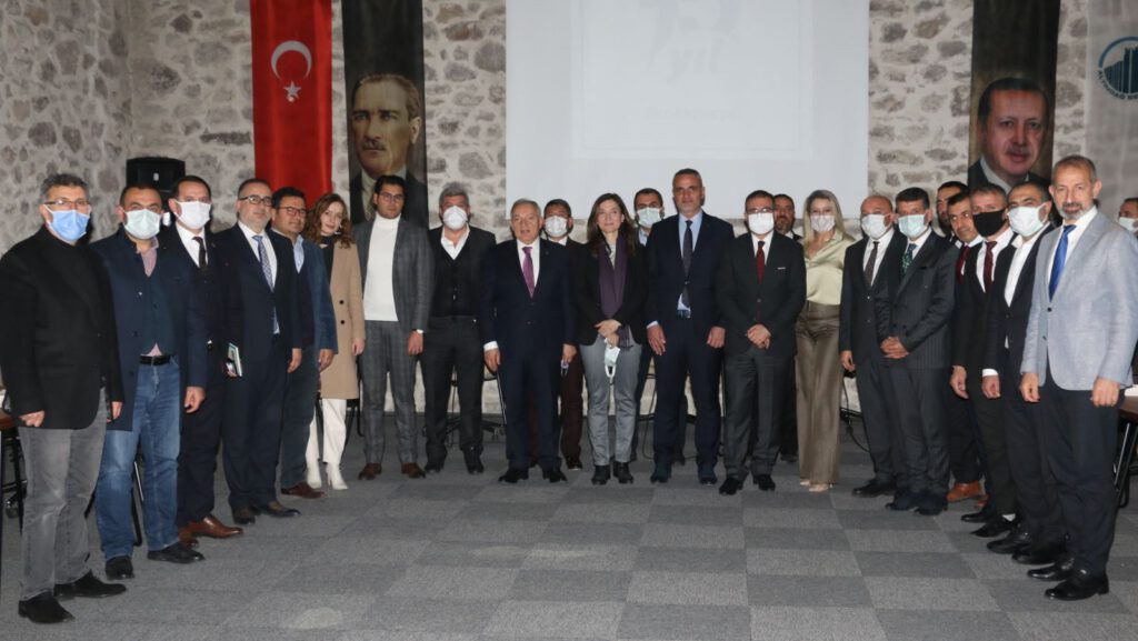 Türkiye ile Avrasya ülkeleri arasındaki iyi niyet ve dostluk ortamının gelişmesine katkıda bulunmak amacıyla faaliyetlerini sürdüren Avrasya Ekonomik İlişkiler Derneği’nin (EkoAvrasya) 8'nci Olağan Genel Kurul Toplantısı, Ankara'da gerçekleştirildi. Genel Kurul'a 2019-2020 yıllarına ait faaliyetlerle ilgili sunum yapan EkoAvrasya Yönetim Kurulu Başkanı Hikmet Eren, ’’EkoAvrasya olarak, Ülkemiz ile Avrasya ülkeleri arasındaki ekonomik, kültürel ve sosyal ilişkilerin güçlenmesi hususunda 15 yıldır büyük çaba sarf etmekte ve bu bağlamda kamu diplomasisi ve ekonomi diplomasisi faaliyetleri icra etmekteyiz. Aktif bir sivil toplum kuruluşu olarak özellikle, gerçekleştirdiğimiz lobicilik faaliyetleri ile uluslararası düzeyde misyonumuzu sürdürmemiz ve ülkemizin mevcut potansiyeline katkı sağlıyor olmamız bizlere gurur vermektedir. Türkiye’nin ekonomik ve sosyal gelişimine katkı sağlamak ve daha güzel yarınlar için çalışacağımıza, huzurunuzda bir kez daha söz veriyoruz’’ dedi. Toplantıda yapılan Yönetim, Denetleme ve Danışma Kurulu üyelik seçimlerine tek listeyle girildi. Yapılan oylama neticesinde yönetim kurulu üyeliklerine; Hikmet Eren, Beşir Var, Kemal Kurnaz, Ebubekir Kipel, Ahmet Coşkun, Faruk Aktarlı, Ahmet Büberci, Bilge Deryal, Osman Güler, Ahmet Aksoy, Kemal Güney, Erkan Doğan, Gökhan Bahçecik, Cemal Kaygusuz ve Güven Akgül seçilirken denetleme kurulu üyeliklerinde ise Nazım Koşar, İsmail Kırküzer ve Osman Can Ünver yer aldı. Danışma Kurulu Başkanlığına ise Büyükelçi Hulusi Kılıç seçildi.5