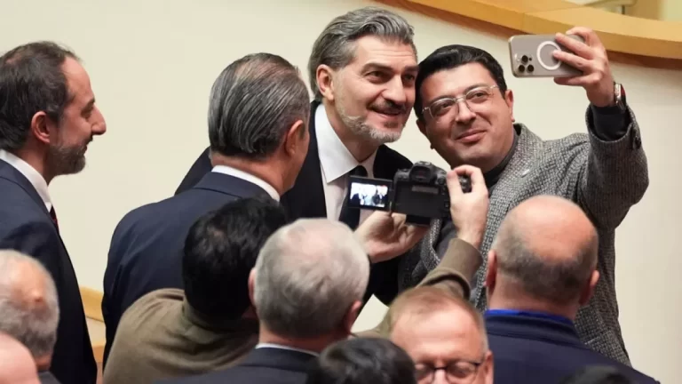 Eski Milli Futbolcu ve Milletvekilli Mikheil Kavelaşvili, Gürcistan’ın 6. Cumhurbaşkanı Seçildi